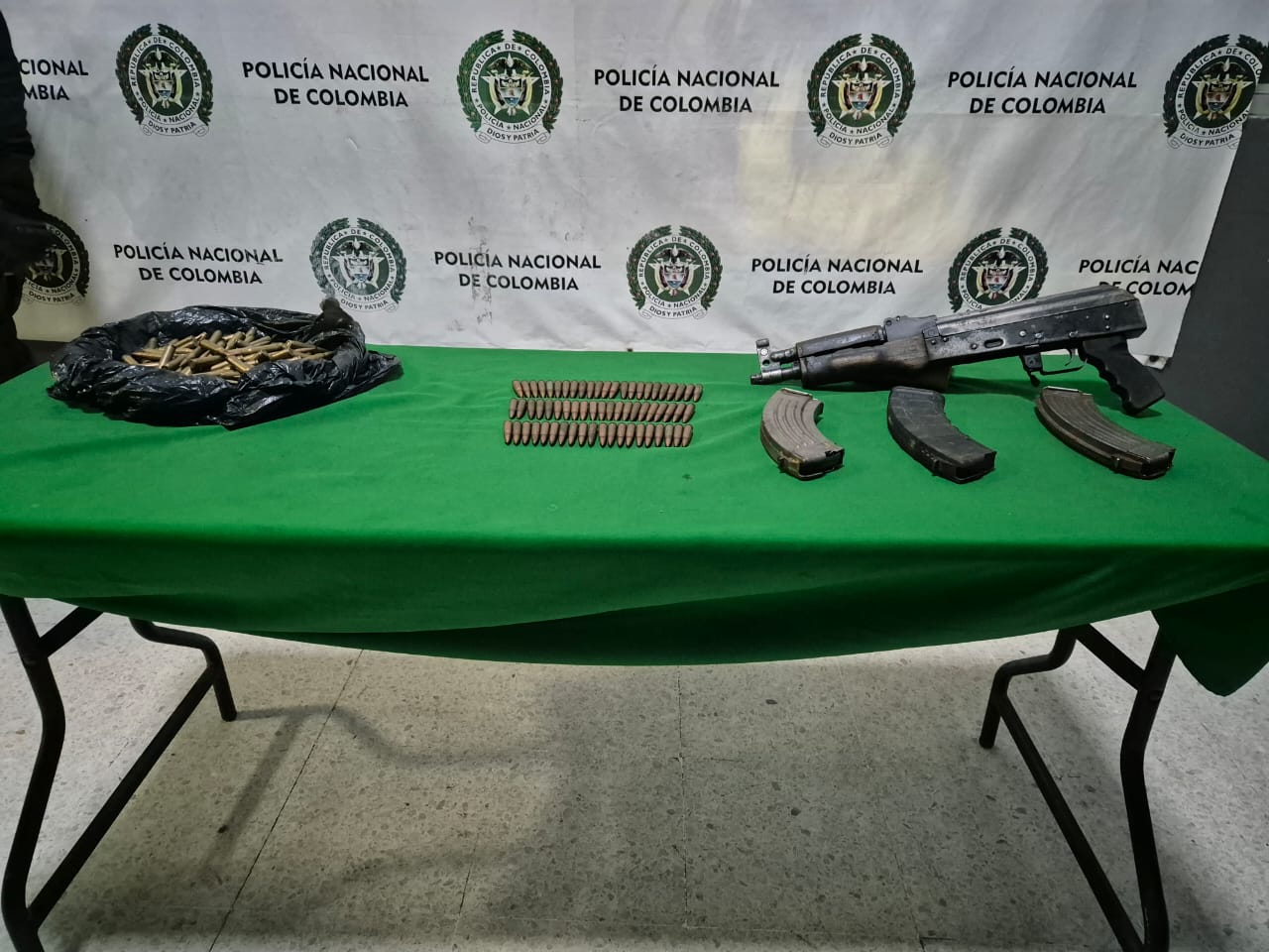 Fusil AK-47 hallado en Barranquilla. Foto: Policía.