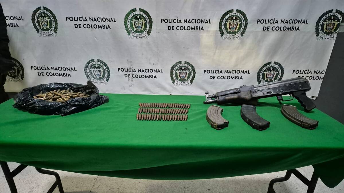 El fusil AK-47 hallado al interior de una vivienda en Barranquilla