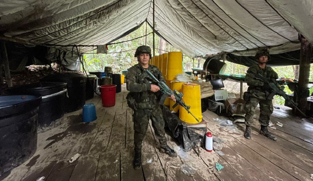 En el lugar fueron incautados cerca de 4.700 galones de insumos líquidos y aproximadamente 1.000 kilogramos de sustancias sólidas