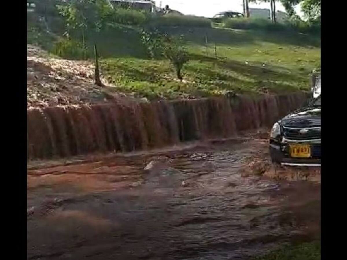 Un tubo principal se rompió e inundó varias vías en Medellín