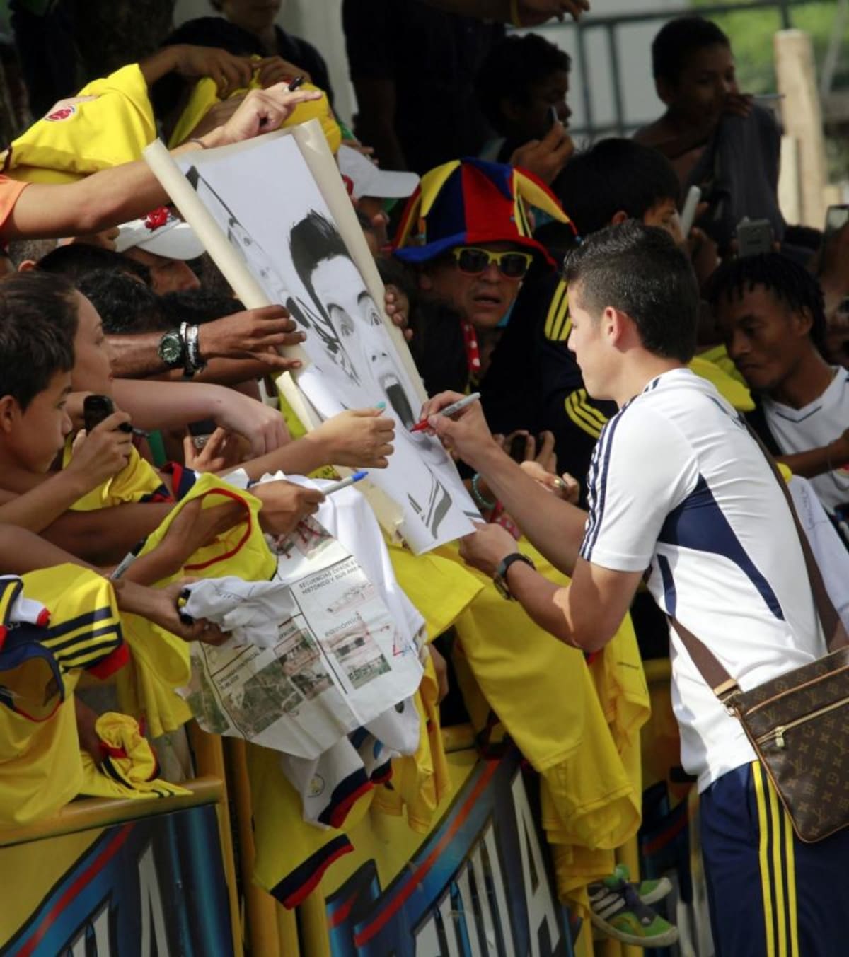 James Rodríguez, Aquivaldo Mosquera, Abel Aguilar entre otros firmaron autógrafos y se tomaron fotos a las afueras del hotel de concentración.