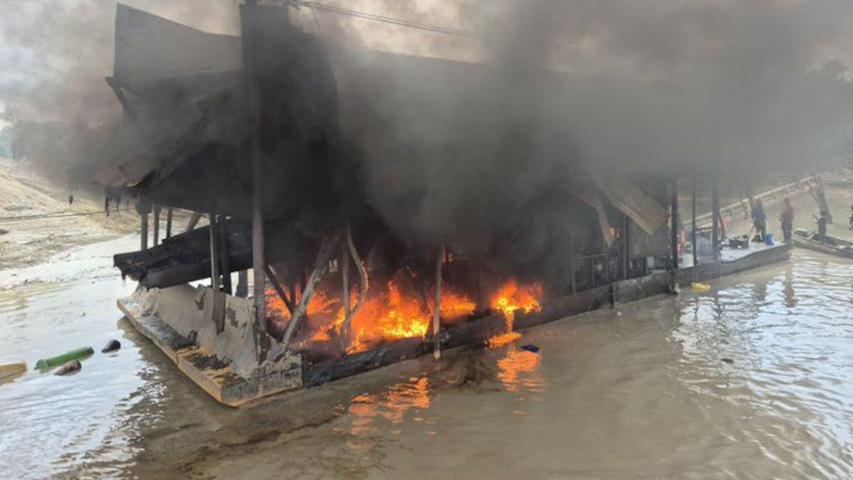 Ejército destruyó más de 10 dragas del Clan del Golfo para minería ilegal en Chocó