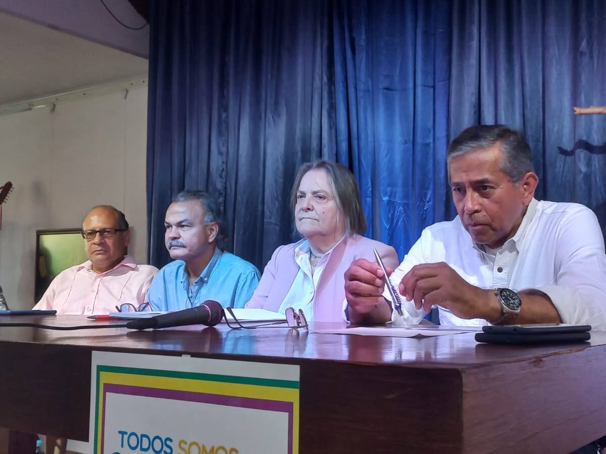 Creo que debemos tener un poco más de paciencia, Petro está muy asediado: Clara López