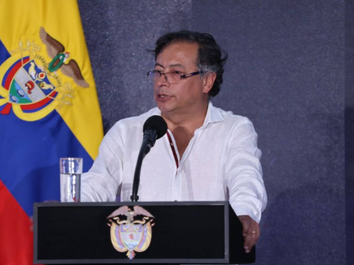 Familias de policías asesinados deben recibir atención del estado: Petro