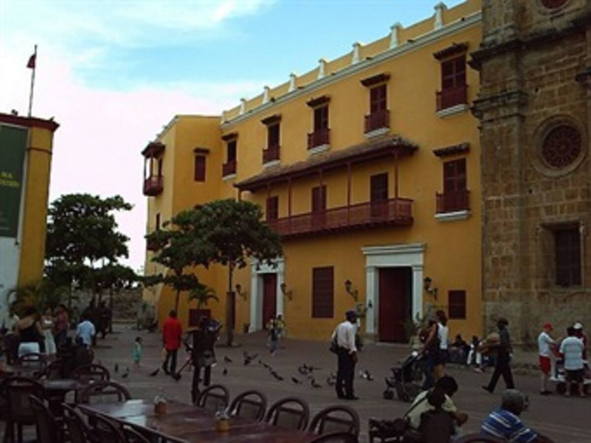Cuatro personas encadenadas inician huelga de hambre en el centro histórico de Cartagena