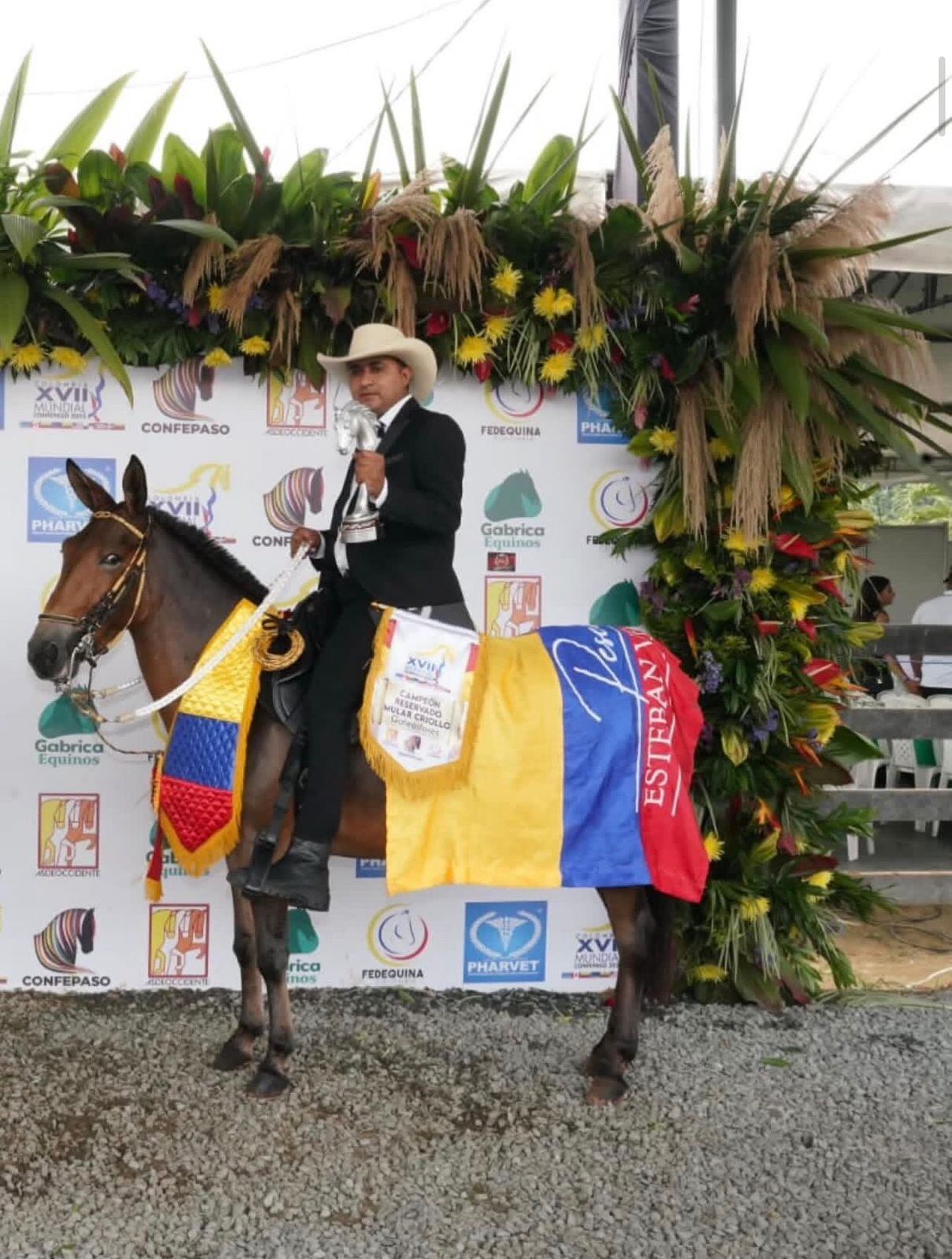 Nicolás Caro Ángel: En esta foto estaba exhibiendo el galardón de Campeón Reservado en la Mundial Equina en octubre de 2025.