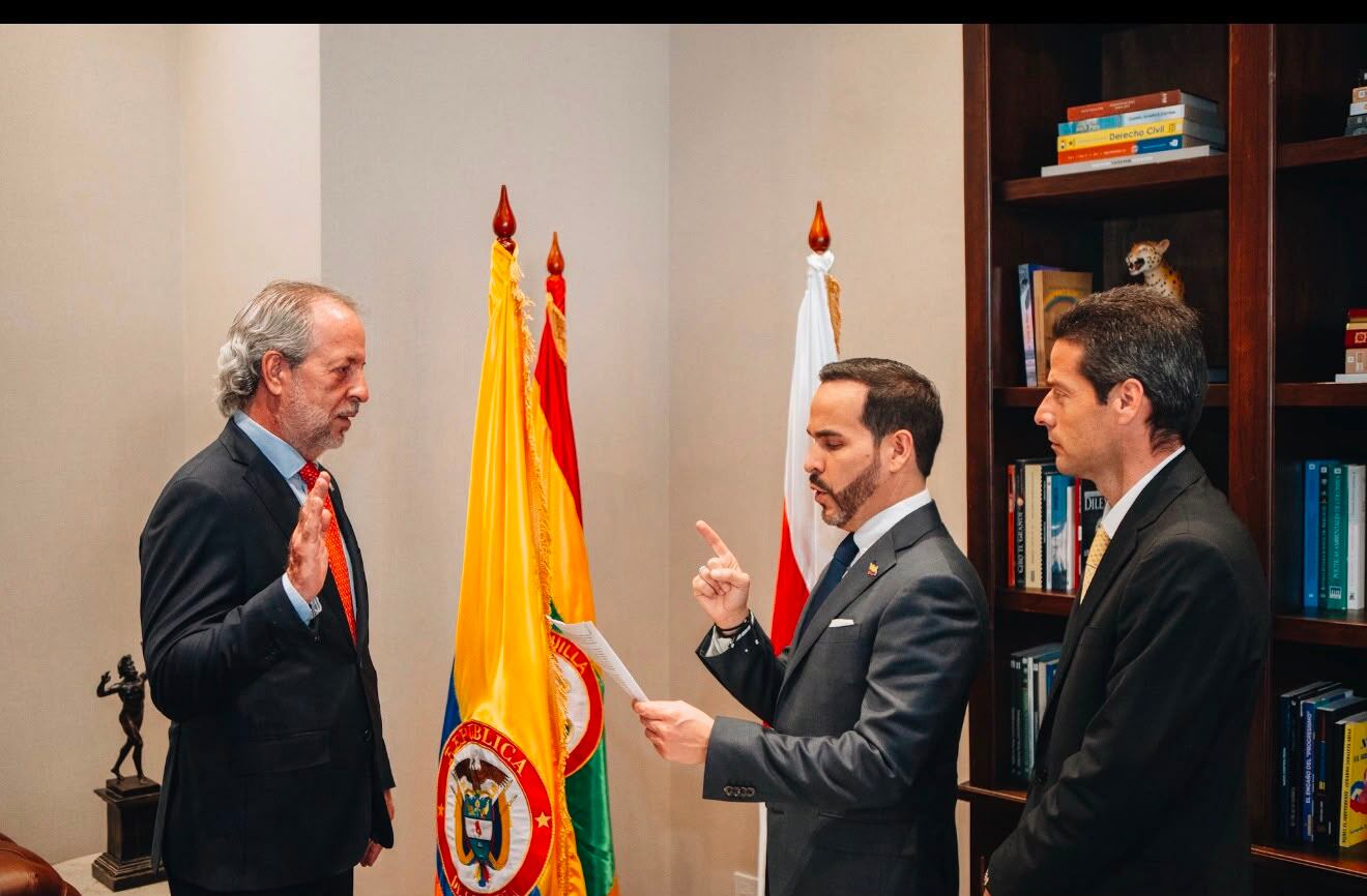 Abelardo de la Espriella posesionó a Samuel Bluman como director de ProColombia. Foto: Suministrada