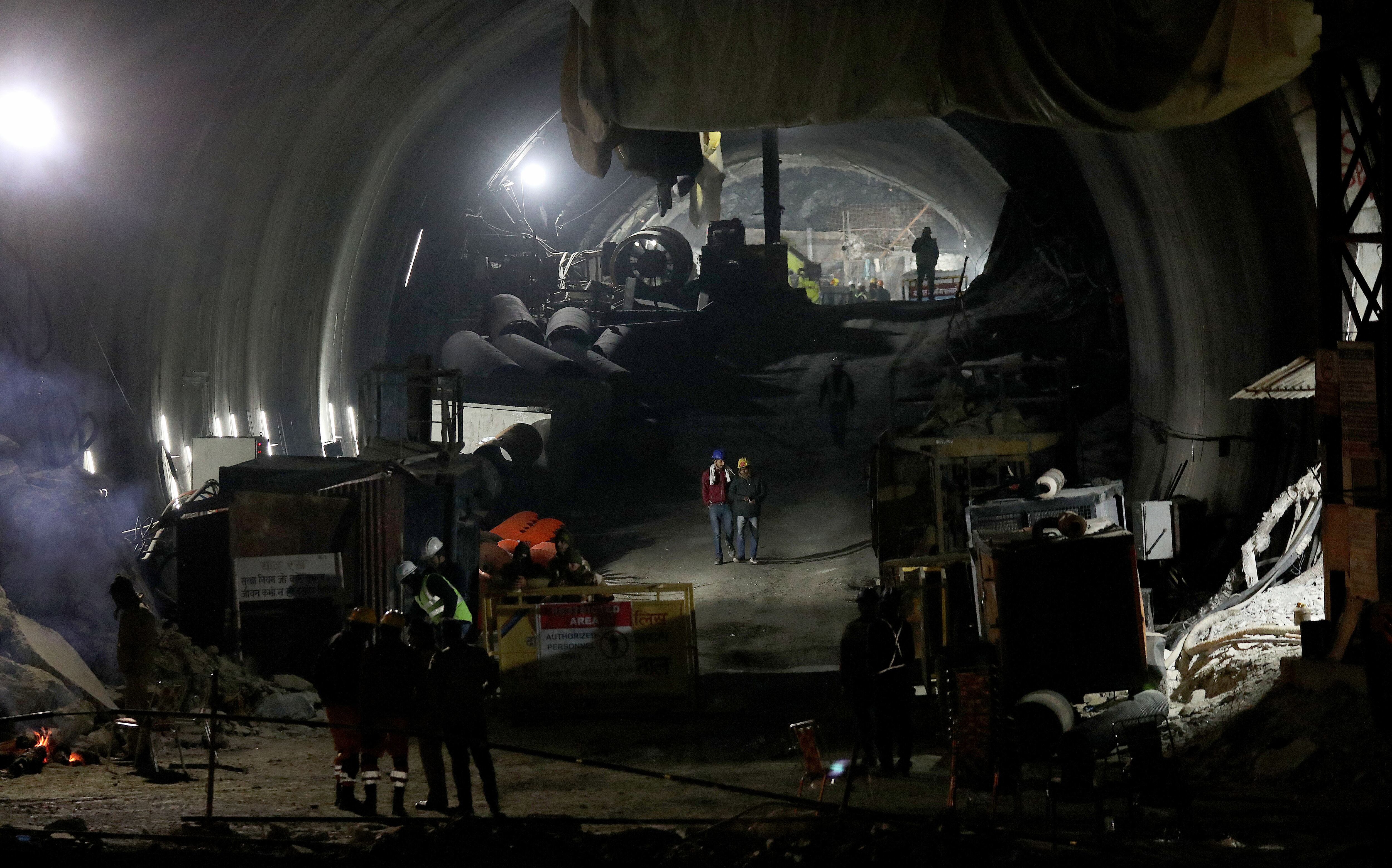 Uttarkashi (India), 24/11/2023.- Rescue workers and experts are seen near the site of a tunnel collapse on the Brahmakal Yamunotri National Highway in Uttarkashi, India, 24 November 2023. Rescue and relief operations were underway as 40 workers remained trapped after an under-construction tunnel collapsed on 12 November 2023. The workers were expected to be rescued on 24 November but the rescue work was halted due to some technical glitch. EFE/EPA/HARISH TYAGI