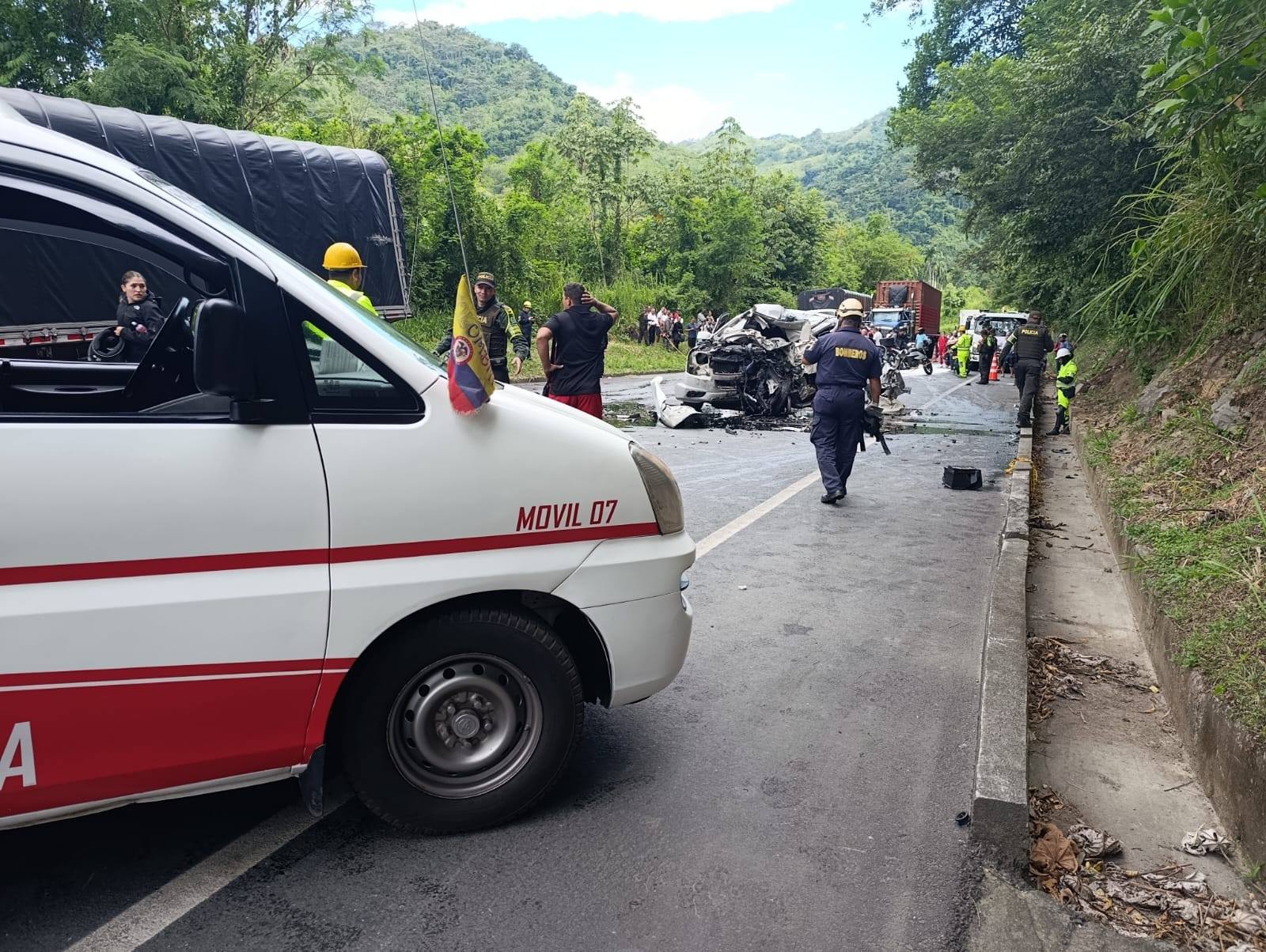 La emergencia fue atendida por los cuerpos de bomberos de Irra, Supía y la brigada de emergencia de la concesión vial. Foto: Bomberos Supía, Caldas.