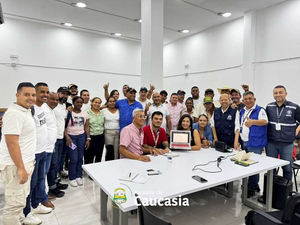 Mesa de negociación en Caucasia. Foto: Alcaldía de Caucasia