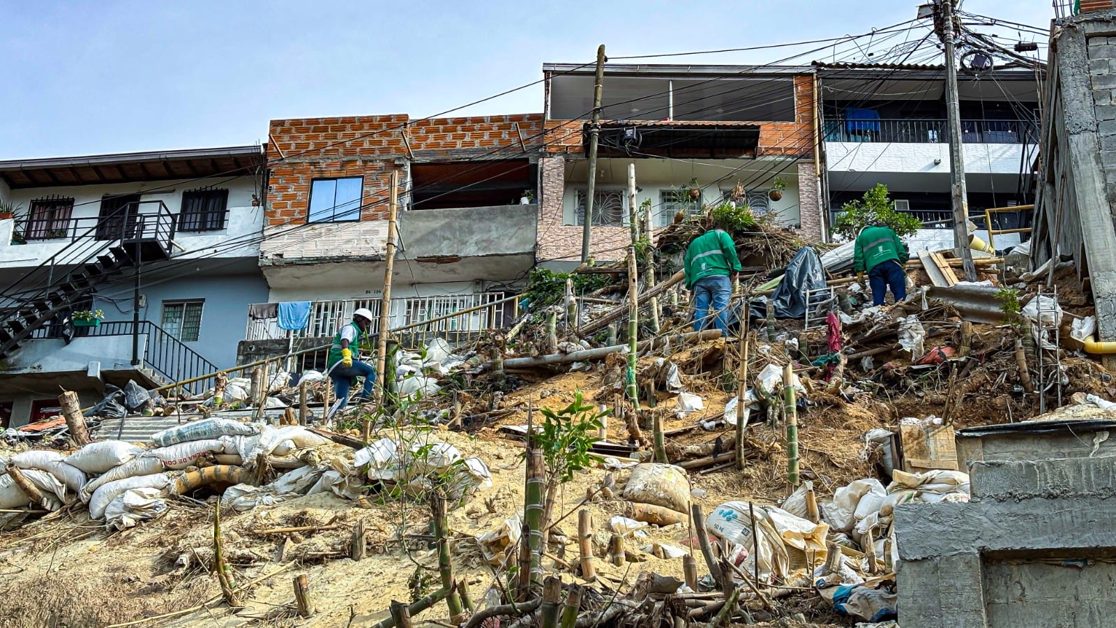 Suspenden obras sin licencia urbanística en zona de protección ambiental en Medellín. Foto: Alcaldía de Medellín.