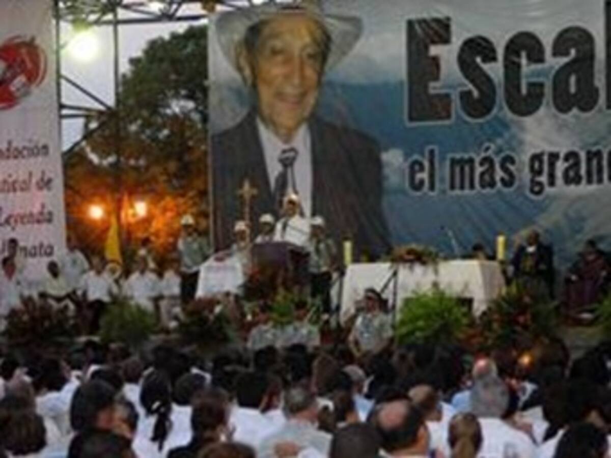 Los acordeones sonaron con dolor en el adiós a Rafael Escalona