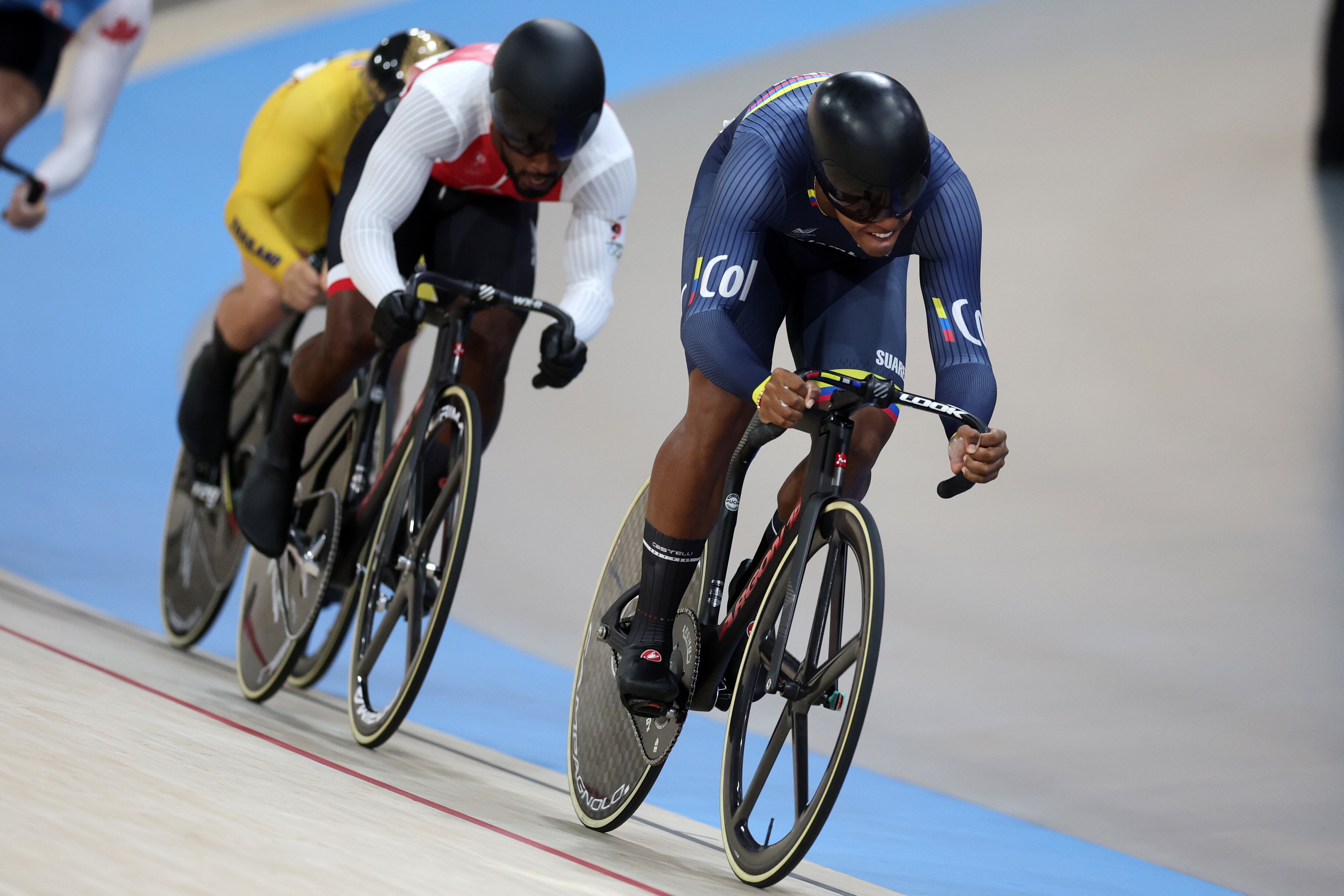 Saint-quentin-en-yvelines (France), 10/08/2024.- Kevin Santiago Quintero Chavarro of Colombia competes in the Men's Keirin first round at the Track Cycling competitions in the Paris 2024 Olympic Games, at Saint-Quentin-en-Yvelines Velodrome in Saint-Quentin-en-Yvelines, France, 10 August 2024. (Ciclismo, Francia, Roma) EFE/EPA/MARTIN DIVISEK