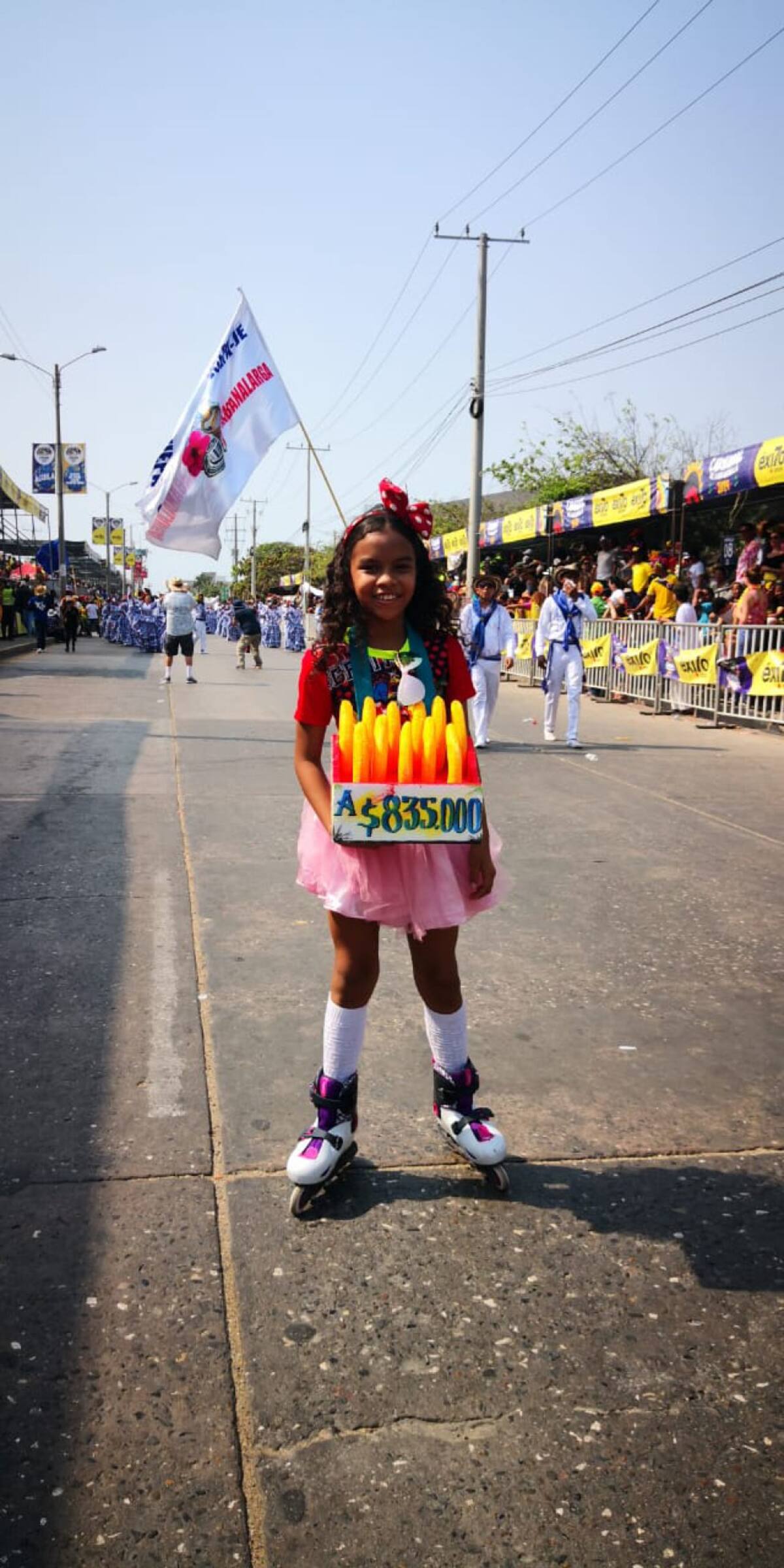 Los  niños siguen adornando el Carnaval 