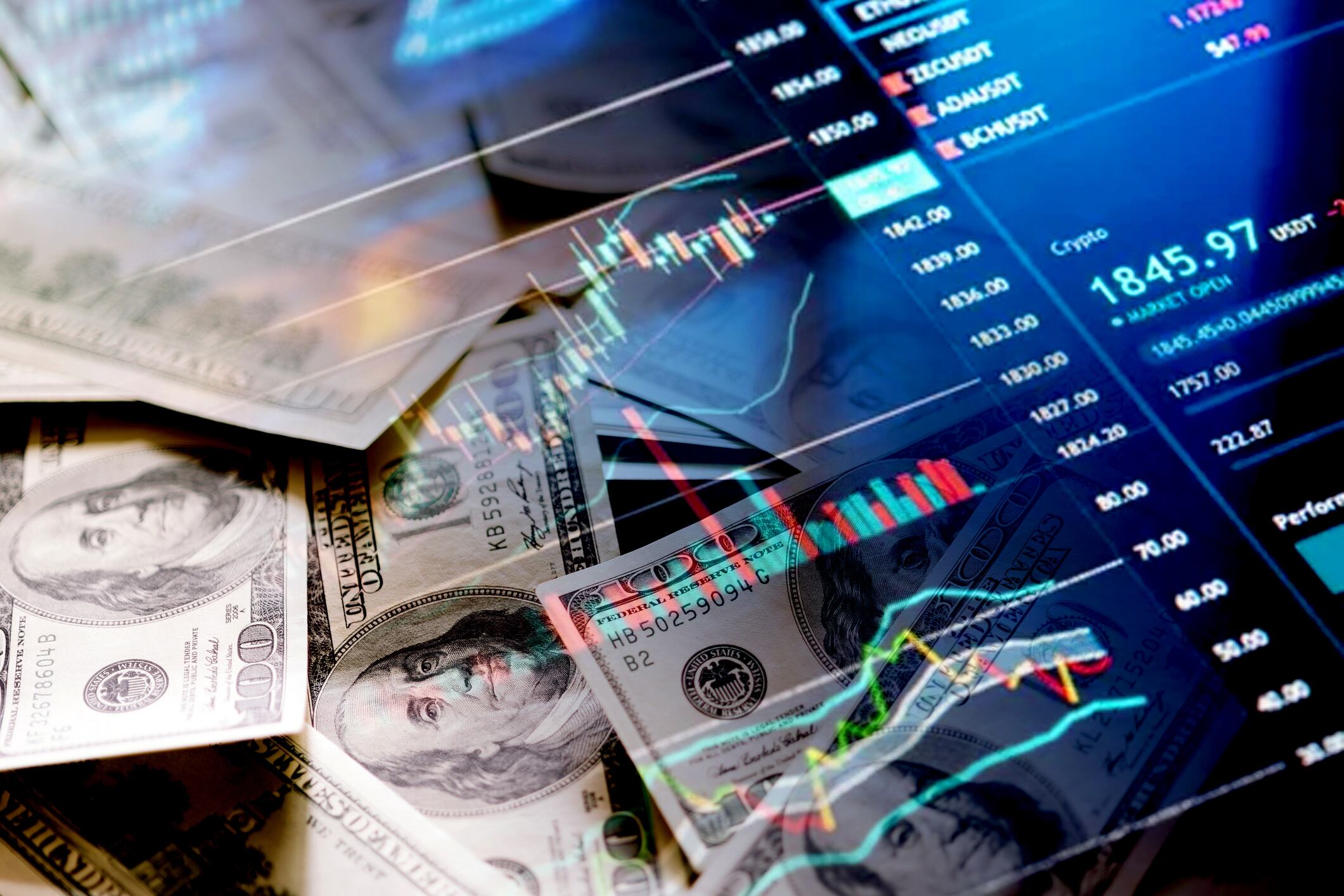 Dólares sobre una imagen de gráfico de indicadores económicos (Getty Images)