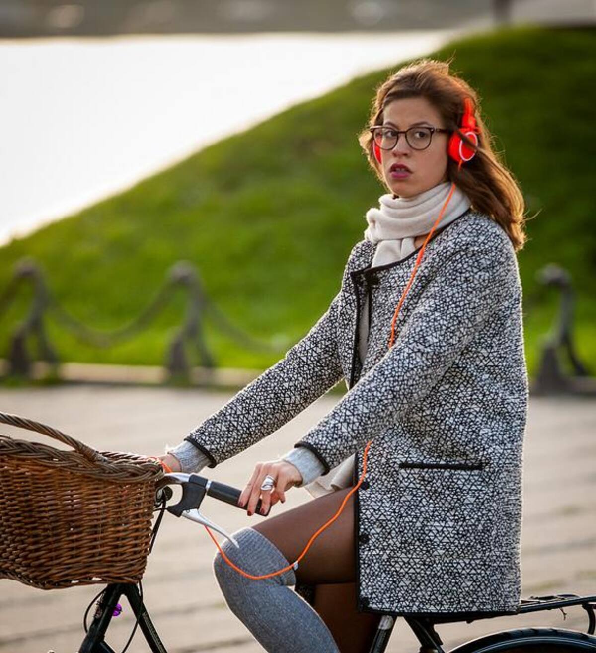 En la página cyclechicrepublic.com hay fotos de personas de diferentes ciudades del mundo que se han unido a la moda de movilizarse en bicicleta con estilo.