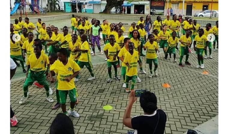 Los niños y niñas admiran al futbolista colombiano