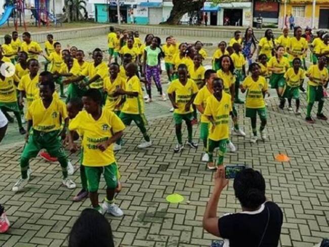 Los niños y niñas admiran al futbolista colombiano