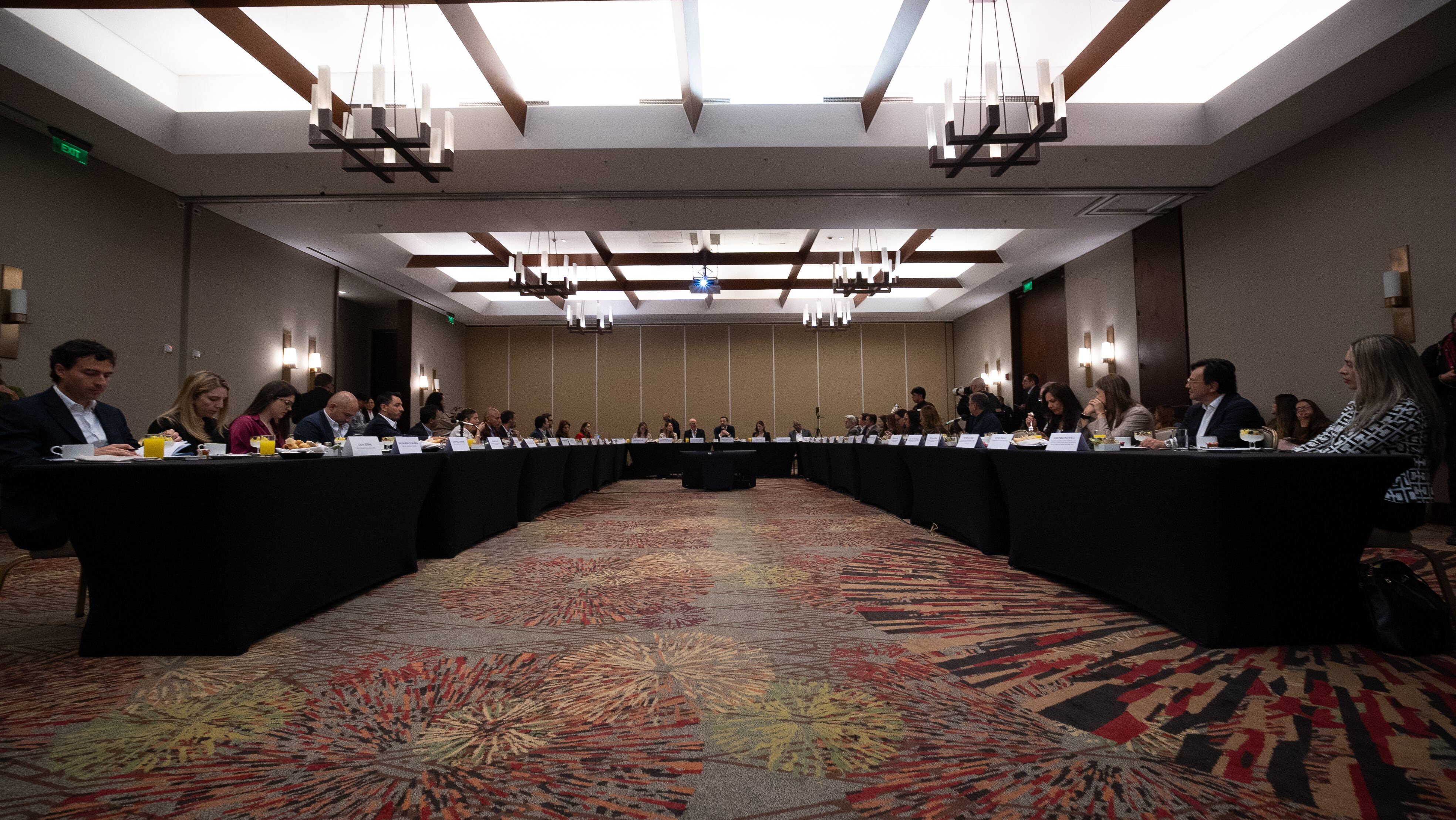 El desayuno en el JW Marriot convocó a entes públicos y privados. | Foto: Caracol Radio