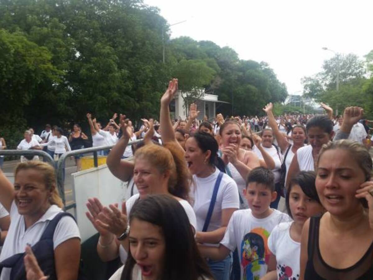 Mujeres venezolanas desesperadas buscan alimentos en Cúcuta