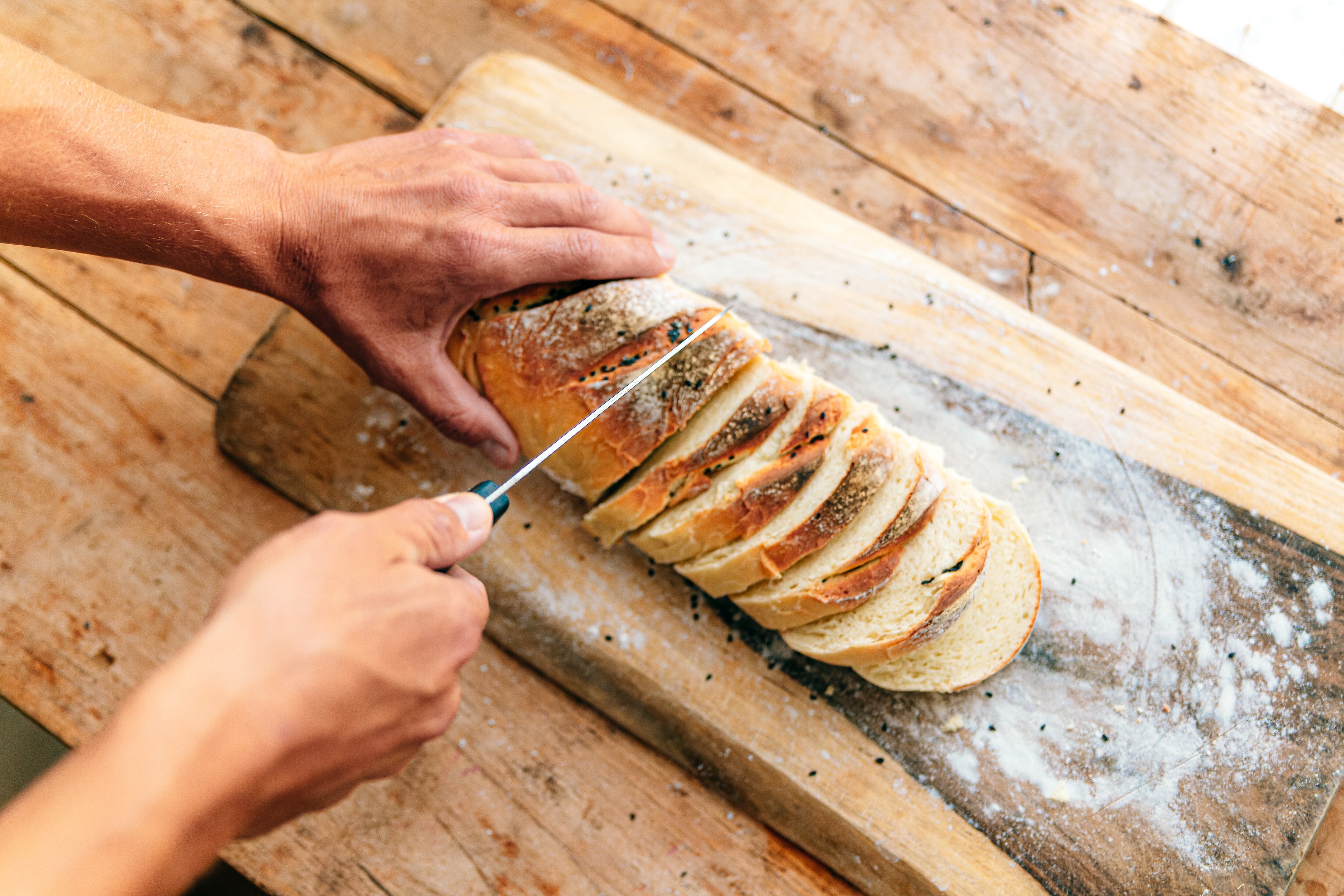 Truco para hacer pan con solo dos ingredientes. Foto: Getty Images.