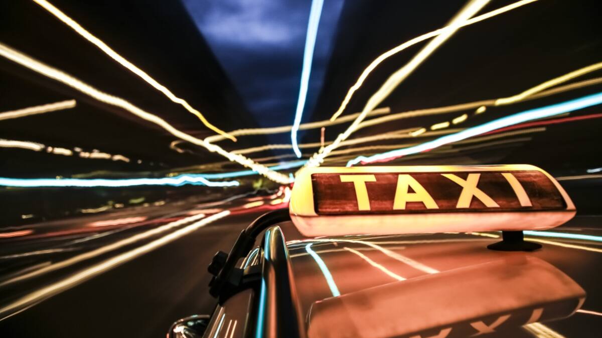 Taxista narra historias reales en formato de radionovela