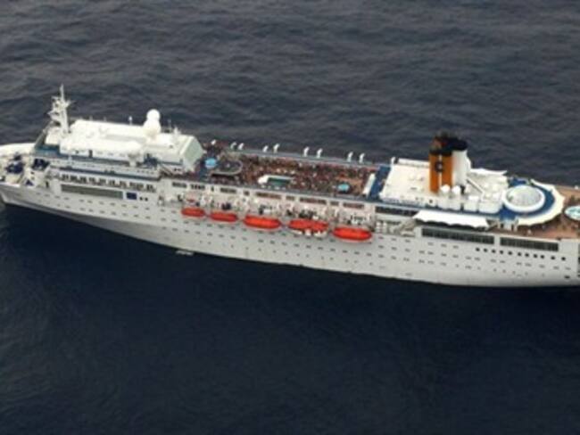 Crucero con mil personas a bordo se dirige a Malasia tras incendio en sus motores