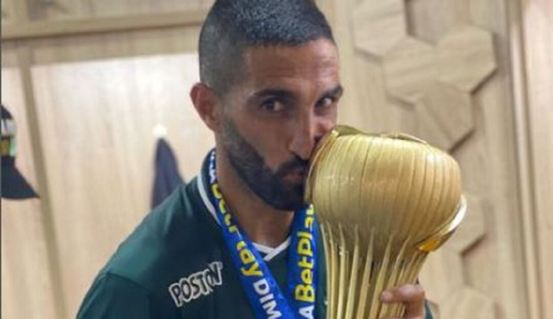 Hernán Menosse festeja el título ganado con el Deportivo Cali.