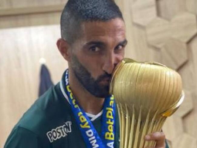 Hernán Menosse festeja el título ganado con el Deportivo Cali.