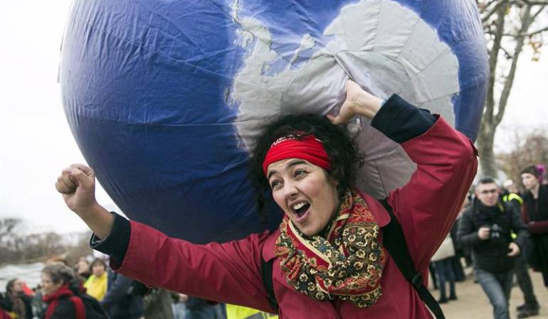 Una activista cerca a la torre Eiffel en el marco de la COP21.
