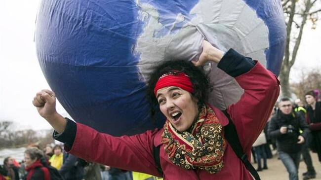 Una activista cerca a la torre Eiffel en el marco de la COP21.
