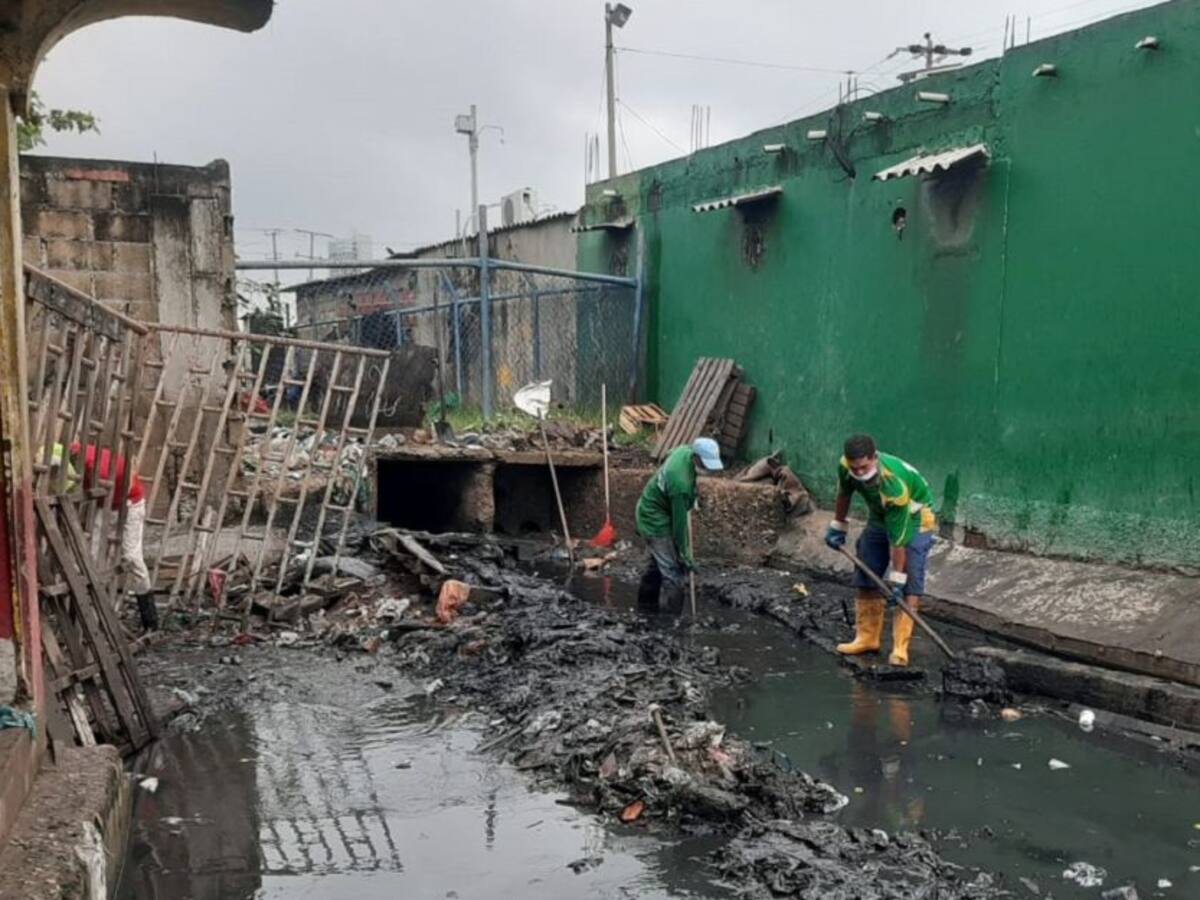Comerciantes adelantan labores de limpieza en Bazurto