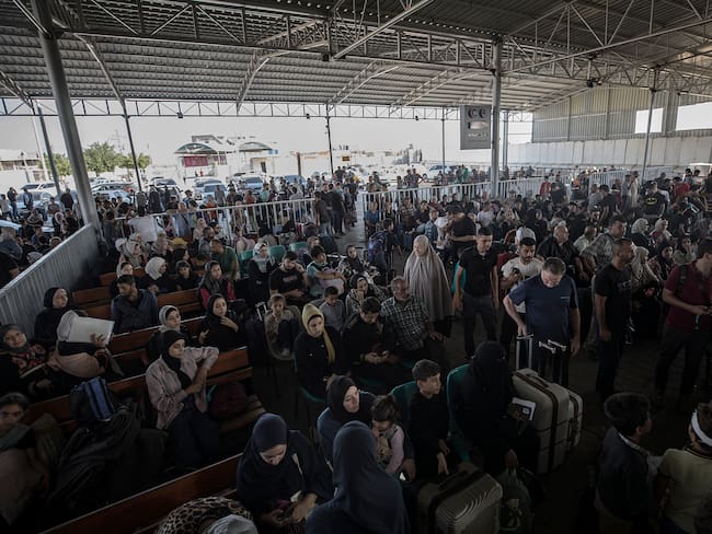 -FOTODELDÍA- EA3850. GAZA (GAZA Y CISJORDANIA), 01/11/2023.- Cientos de ciudadanos palestinos esperan para cruzar a Egipto este miércoles, en el cruce fronterizo de Rafah entre la Franja de Gaza y Egipto. El 1 de noviembre, ambulancias que transportaban a evacuados de la Franja de Gaza atravesaron el cruce fronterizo de Rafah. Según el acuerdo firmado entre Egipto, Israel y Hamás, a varios ciudadanos extranjeros y personas con heridas graves se les permitirá evacuar el territorio asediado. Más de 8.500 palestinos y al menos 1.400 israelíes han muerto, según las Fuerzas de Defensa de Israel (FDI) y la autoridad sanitaria palestina, desde que militantes de Hamás lanzaron un ataque contra Israel desde la Franja de Gaza el 7 de octubre, y las operaciones israelíes en Gaza y Cisjordania, que le siguió. EFE/ Haitham Imad
