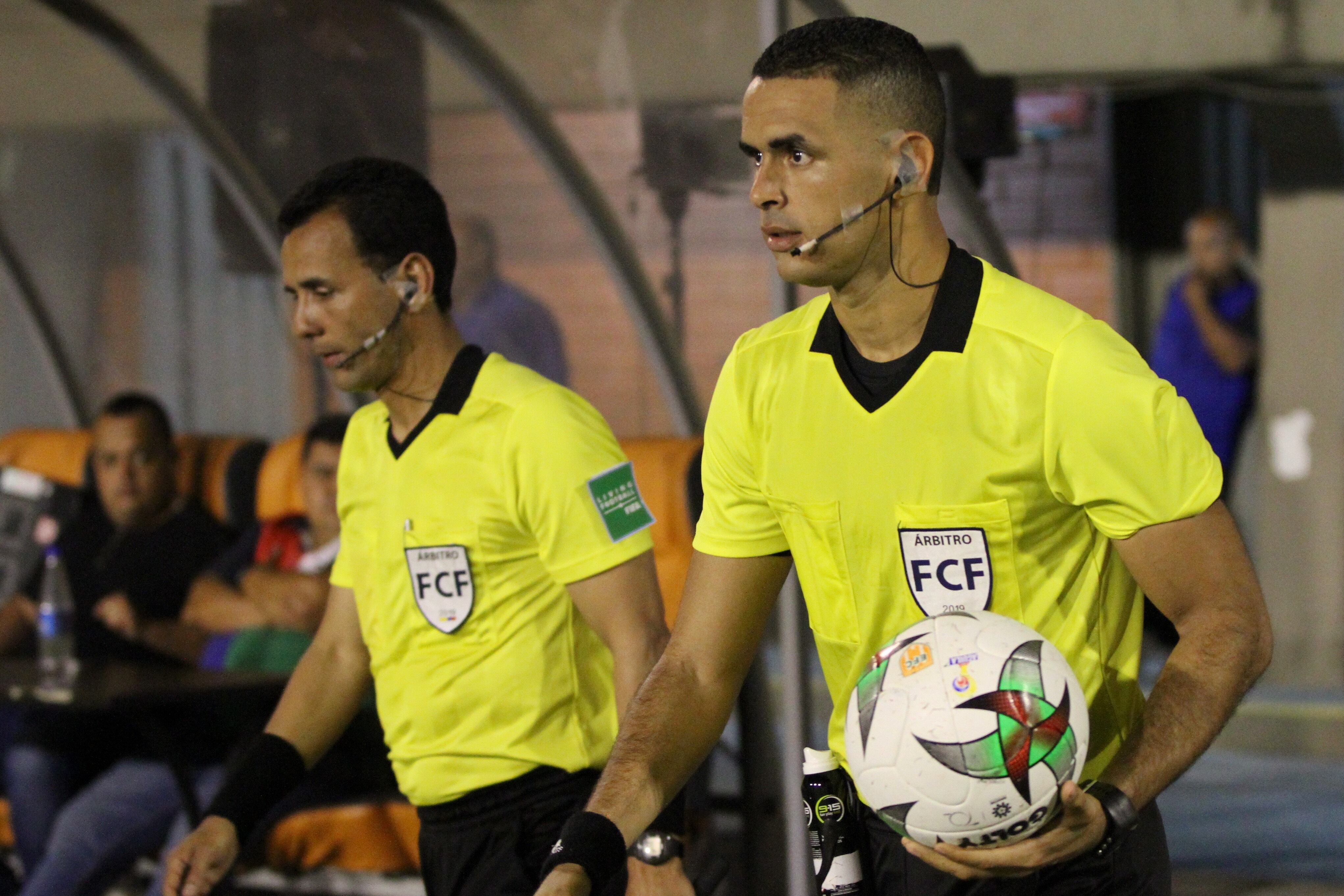 Carlos Ortega, árbitro de la final de ida del fútbol colombiano. (Colprensa-Juan Cardona).