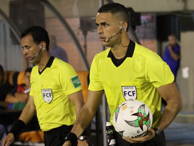 Carlos Ortega, árbitro de la final de ida del fútbol colombiano. (Colprensa-Juan Cardona).