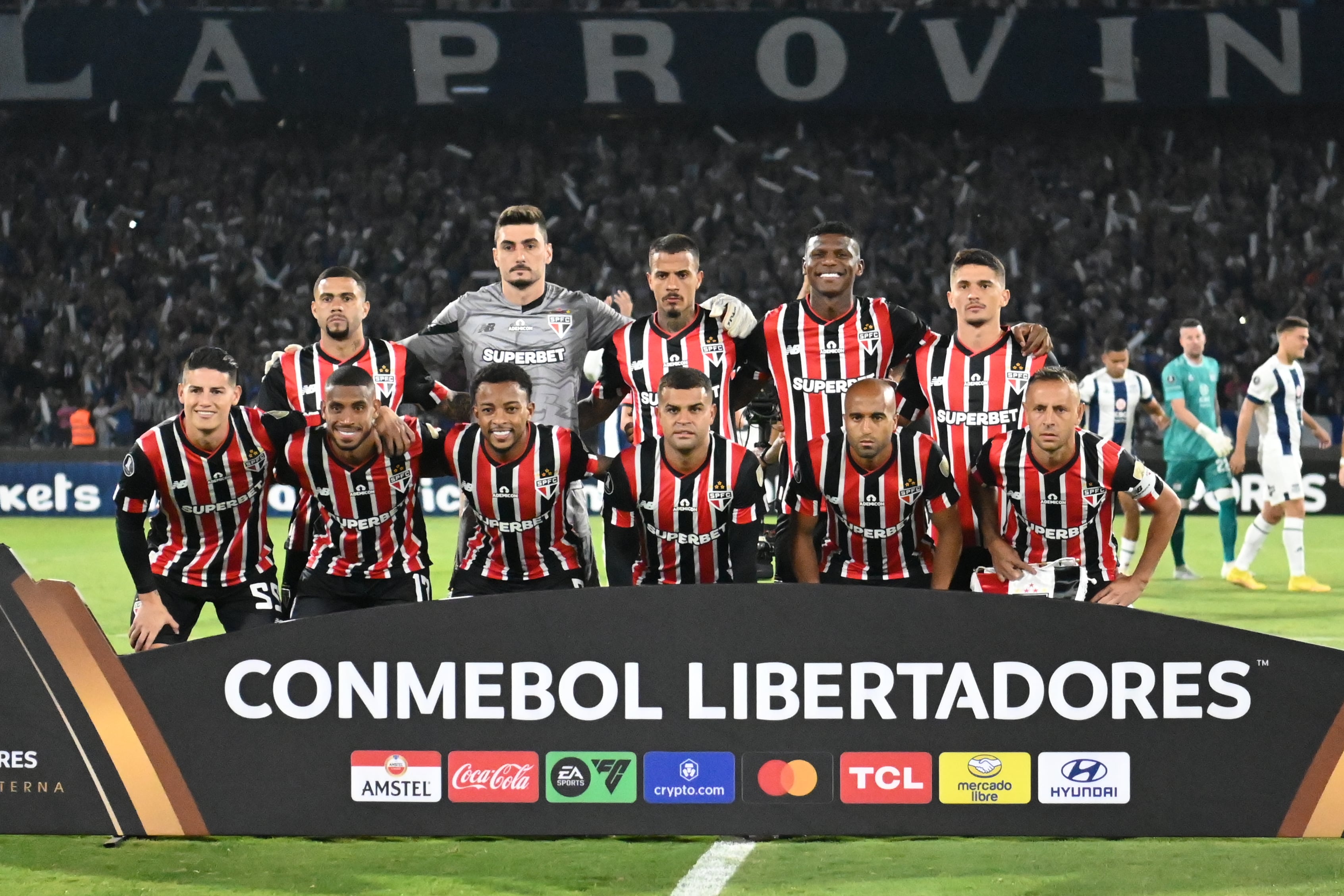 AMDEP9136. CÓRDOBA (ARGENTINA), 04/04/2024.- Jugadores de São Paulo posan en un partido de la fase de grupos de la Copa Libertadores entre Talleres y São Paulo este jueves, en el estadio Mario Alberto Kempes en Córdoba (Argentina). EFE/ Ariel Carreras