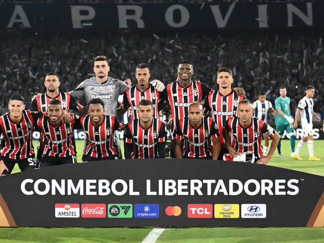 AMDEP9136. CÓRDOBA (ARGENTINA), 04/04/2024.- Jugadores de São Paulo posan en un partido de la fase de grupos de la Copa Libertadores entre Talleres y São Paulo este jueves, en el estadio Mario Alberto Kempes en Córdoba (Argentina). EFE/ Ariel Carreras