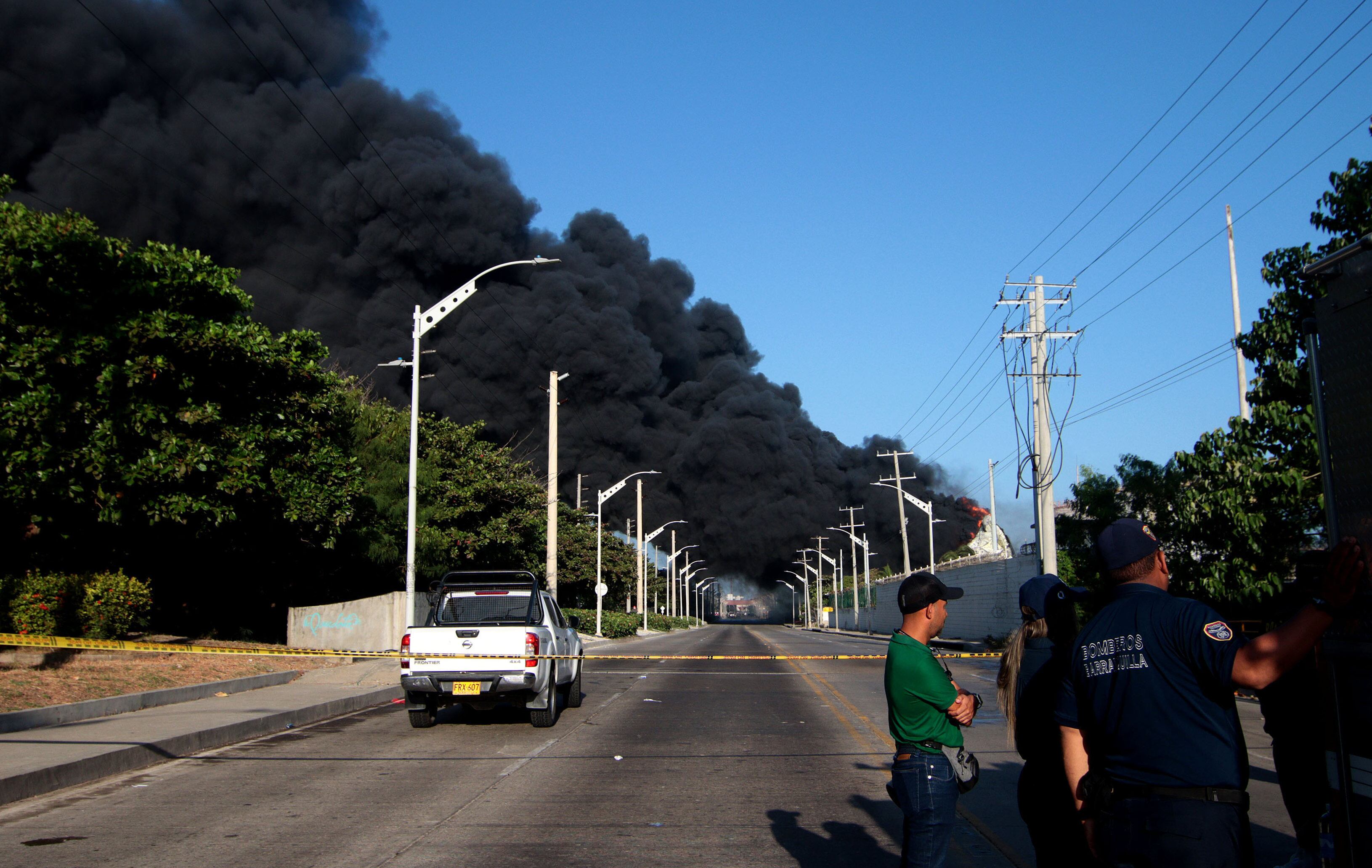 AME2203. BARRANQUILLA (COLOMBIA), 21/12/2022.- Fotografía de una nube de humo negro provocada por incendio en un depósito de combustible en la zona industrial de Barranquilla (Colombia). Un incendio de grandes proporciones se produjo en la madrugada de este miércoles en la zona industrial de la ciudad colombiana de Barranquilla, que ha provocado la muerte de un bombero durante las labores de extinción y que se hayan paralizado todas las operaciones portuarias. EFE/ Oscar Berrocal