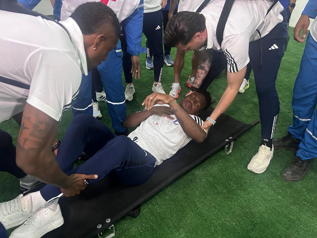 Iván Mauricio Arboleda, auxiliado por sus compañeros tras el golpe que recibió en el bus de Millonarios / Imagen suministrada.