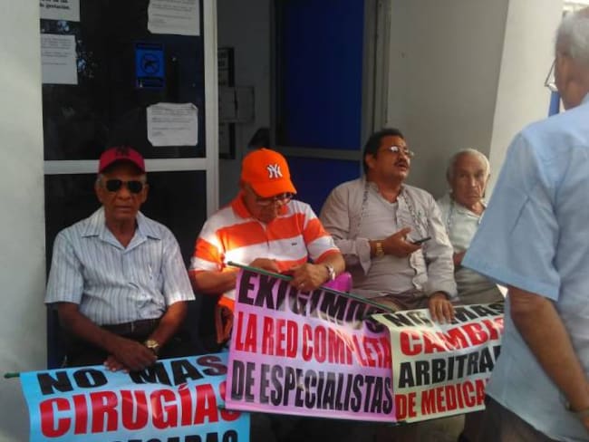 Pensionados en Cartagena protestan por mala atención médica