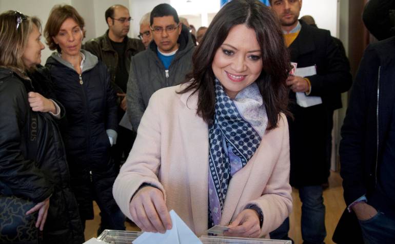 La esposa de Carles Puigdemont, Marcela Topor, vota esta mañana el colegio de Sant Julià de Ramis, Girona.