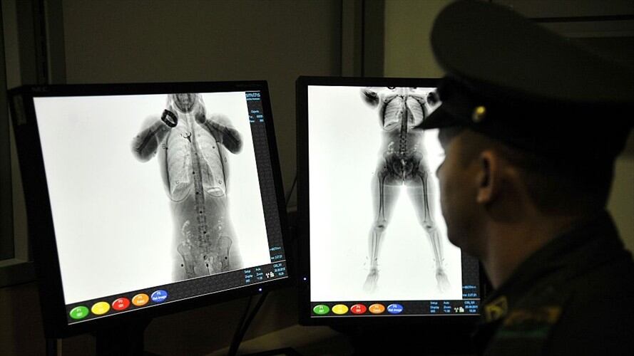 Capturan en El Dorado a personas con cápsulas de dólares en su estómago. Foto: Getty Images