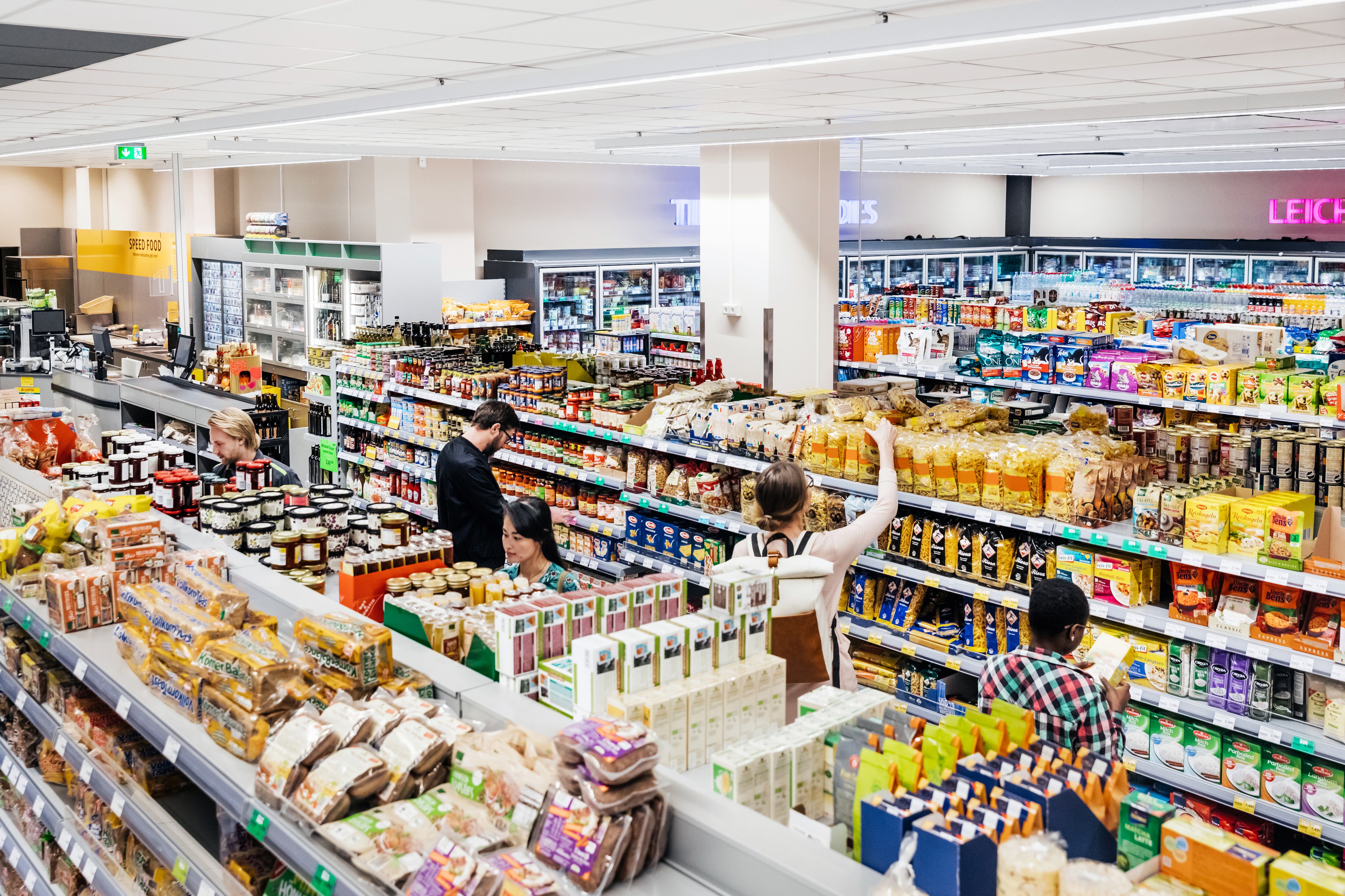Personas comprando productos en un supermercado / Foto: GettyImages