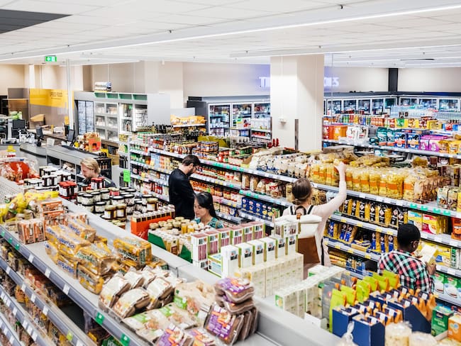 Personas comprando productos en un supermercado / Foto: GettyImages