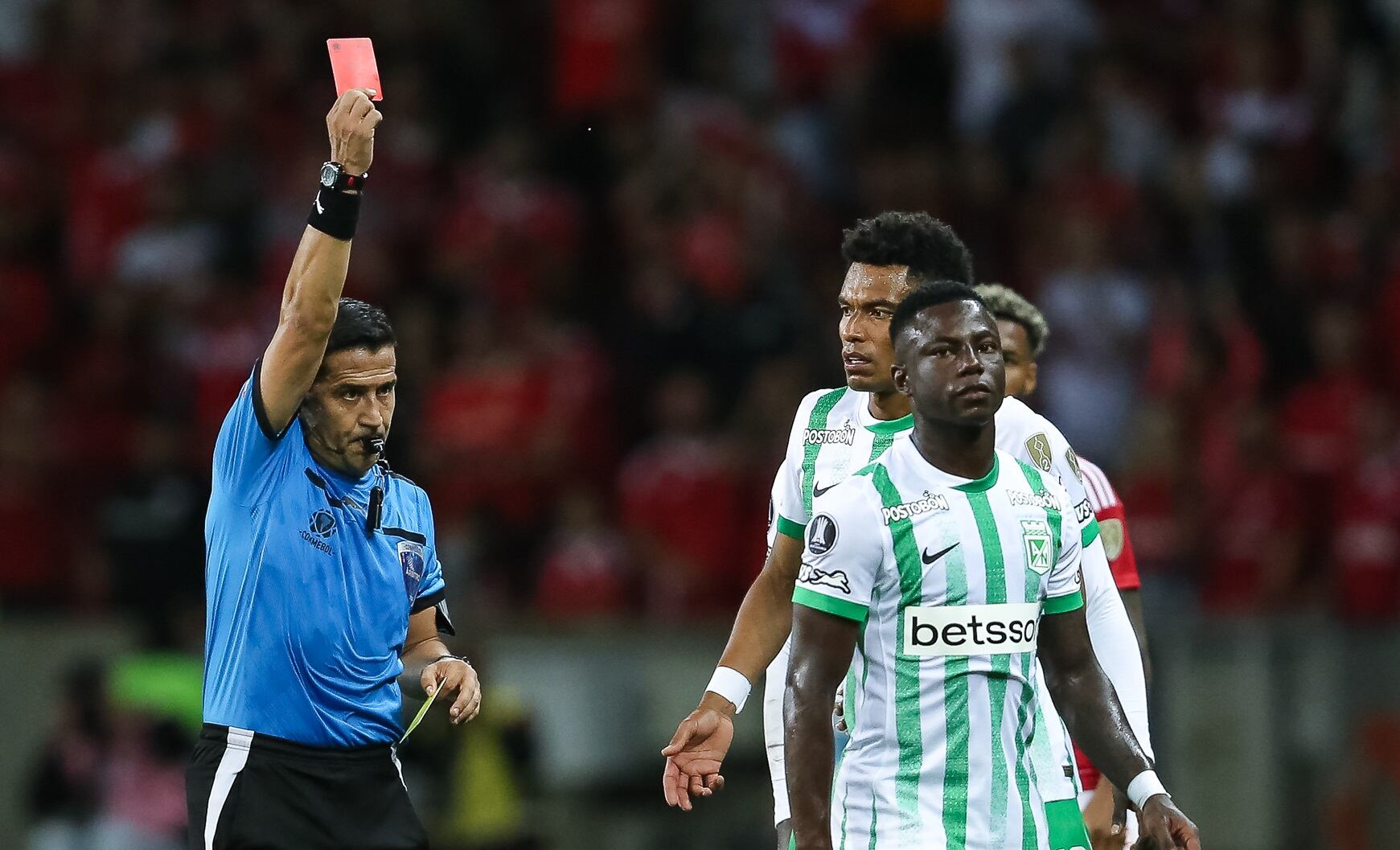 Momento de la expulsión de Marino Hinestroza del partido entre Nacional e Internacional por Copa Libertadores / Getty Images