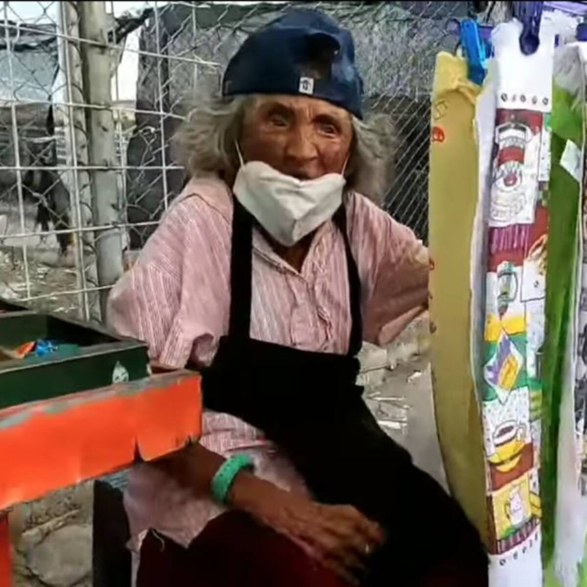 Adulta mayor de 103 años vendedora ambulante, busca ser vacunada