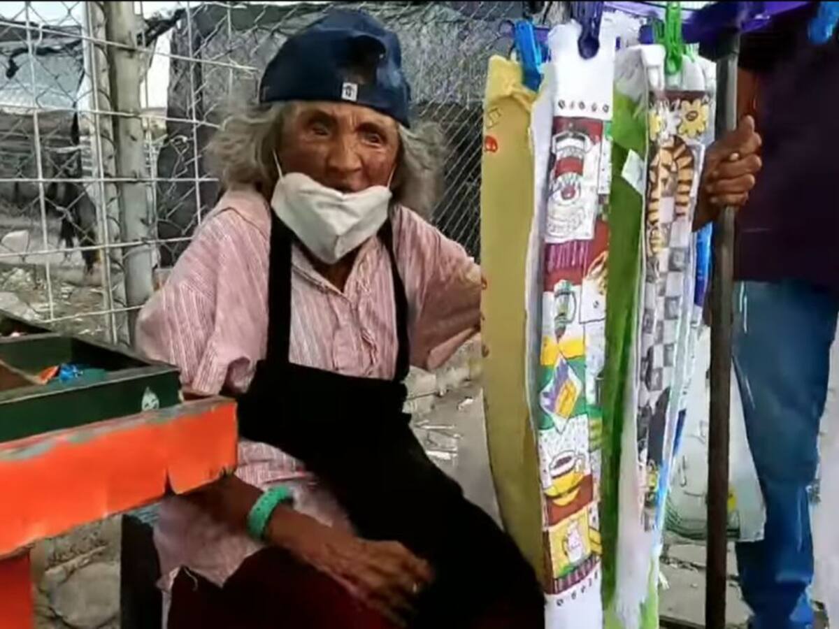 Adulta mayor de 103 años vendedora ambulante, busca ser vacunada