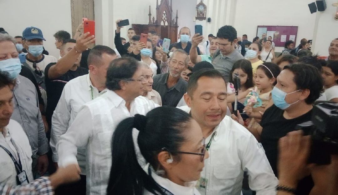 Toda la cúpula militar, civil y social, despiden a policías, caídos en atentado.