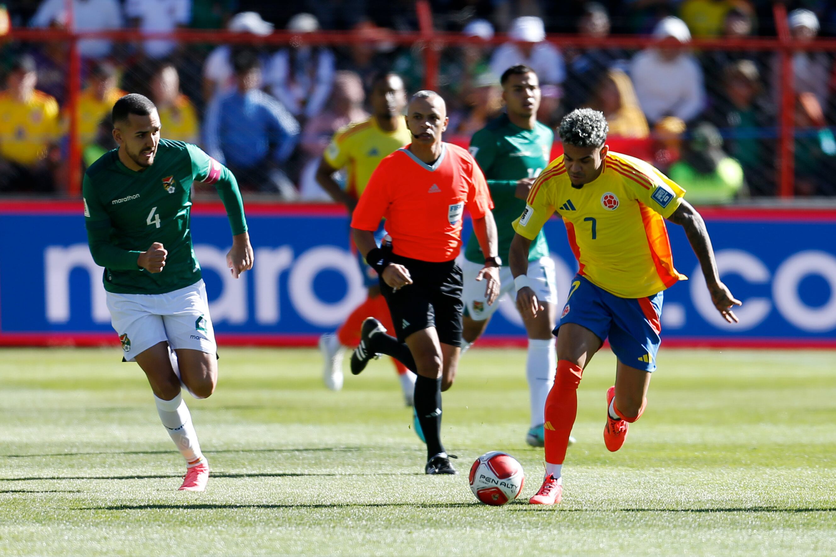 Luis Díaz es uno de los jugadores en riesgo de recibir una nueva amonestación.  (Photo by Gaston Brito Miserocchi/Getty Images)