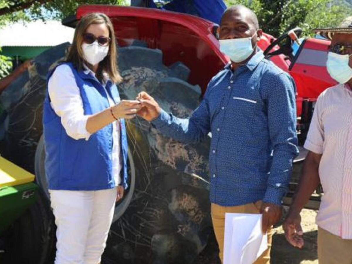 Campesinos bolivarenses reciben tractor con recursos de las FARC